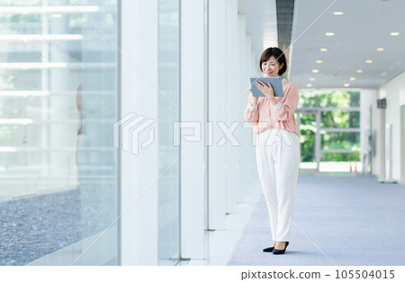 在辦公室工作的年輕女商人 105504015