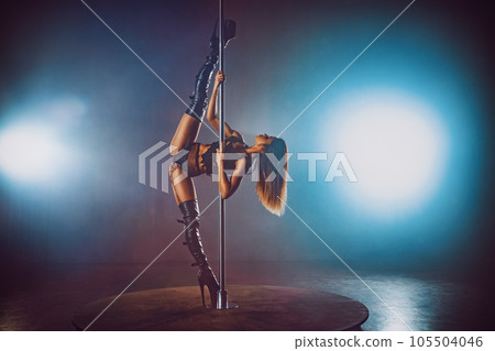 Pole dance woman Pole dance woman 105504046