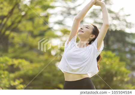 Women stretching 105504584