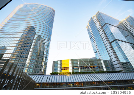 東京品川站前的建築物在晚上 105504936