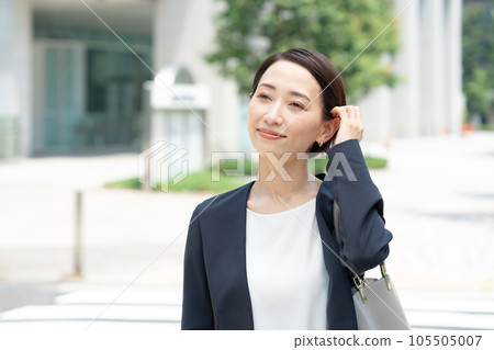 Business woman office building 105505007