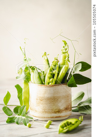 Fresh green peas 105505074