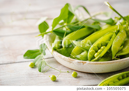 Fresh green peas 105505075