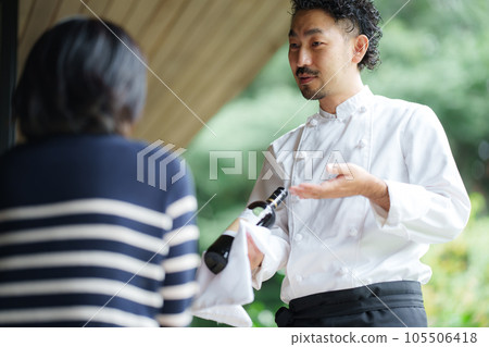 Owner chef explaining wine 105506418