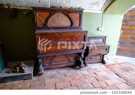 Old retro piano placed in dark gloomy rooms 105508040