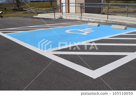 富有同情心的停車場輪椅標誌 105510050