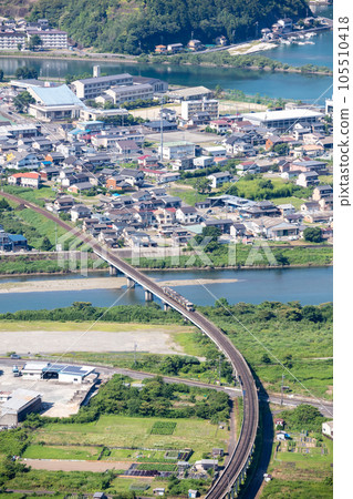[Kise main line] Local train crossing the Choshi River 105510418