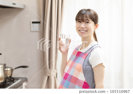 pregnant woman hydrating 105510967