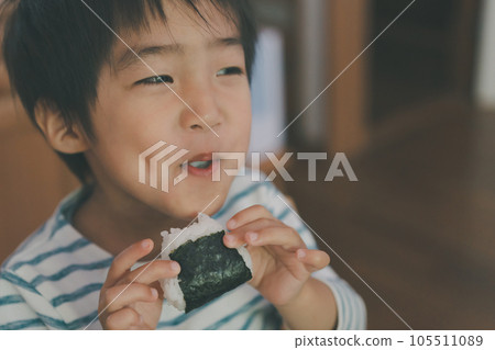 飯糰 吃 品嚐 105511089