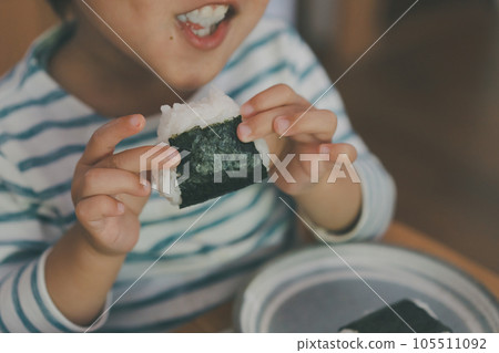rice ball, eat, eating 105511092