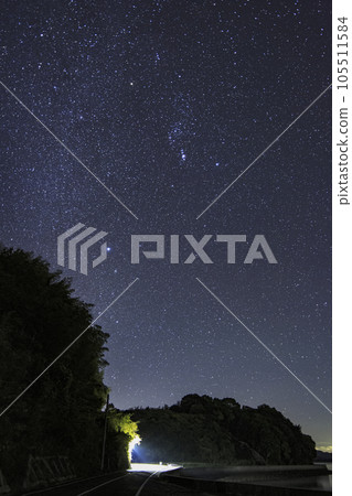 秋天從星空仰望的獵戶座 105511584