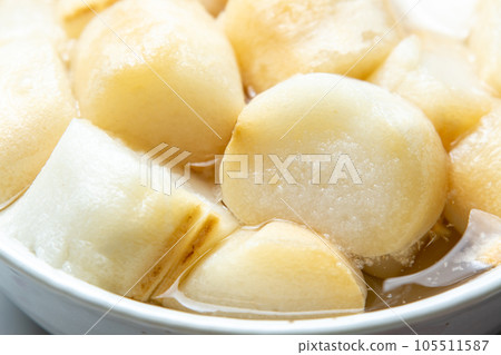 Close-up of the cooking scene where gluten (baked gluten) is reconstituted with water. 105511587