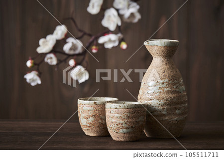 豬口和德利清酒圖像白梅花 豬口和德利清酒圖像白梅花 105511711