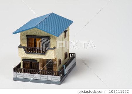 An image of a detached wooden house 105511932