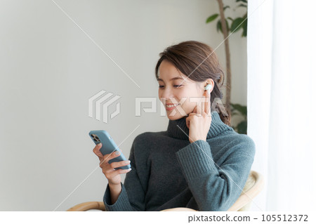 女人聽音樂的照片 105512372