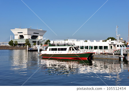 藍天反射的雕像的鼻子公園的停泊處 藍天反射的雕像的鼻子公園的停泊處 105512454