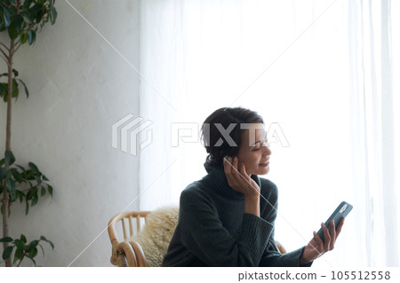 A woman listening to music 105512558