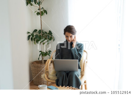 Woman operating a personal computer 105512914