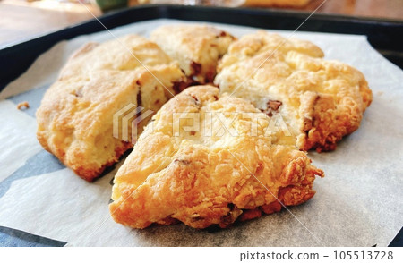 Freshly baked chocolate chip scones 105513728