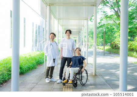 Patient in wheelchair and doctor 105514001