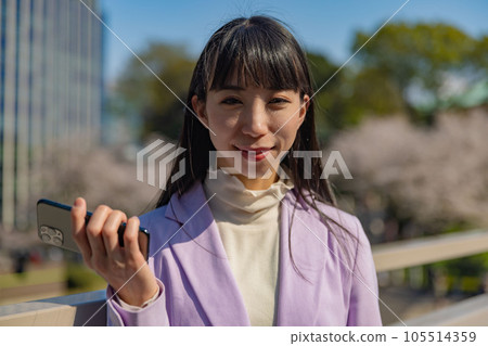 右手拿著智能手機的女人 105514359
