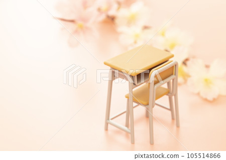 書桌、椅子和櫻花粉色背景 105514866
