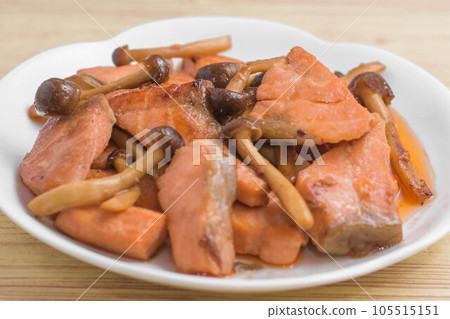 Stir-fried salmon and shimeji mushrooms with butter and soy sauce 105515151