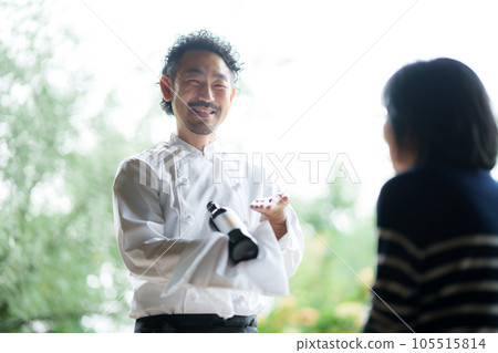 Owner chef explaining wine Owner chef explaining wine 105515814