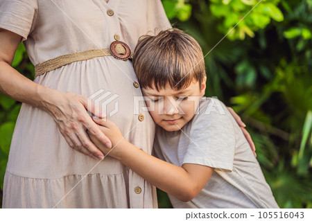 A heartwarming moment captured in the park as a pregnant woman after 40 shares a special bond with her teenage son, embracing the beauty of mother-daughter connection A heartwarming moment captured in the park as a pregnant woman after 40 shares a special bond with her teenage son, embracing the beauty of mother-daughter connection 105516043