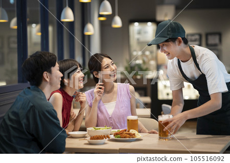 餐廳形象 男女團體顧客及大廳工作人員 105516092