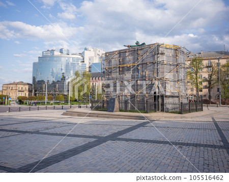 [Ukraine] Historic sculptures protected by iron frames and nets in the cobblestone square in front of Sophia Cathedral in Kyiv 105516462