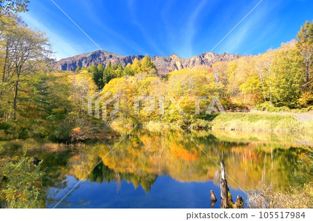 Akiyama-go, autumn leaves of Tianchi and Mt. Torikabu Akiyama-go, autumn leaves of Tianchi and Mt. Torikabu 105517984