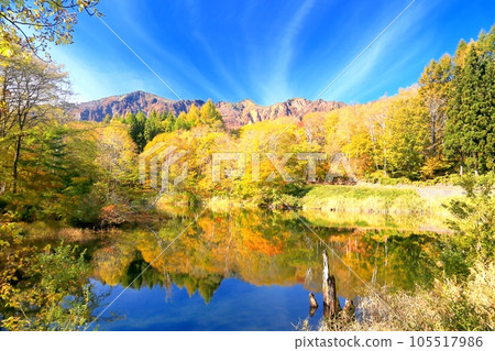 Akiyama-go, autumn leaves of Tianchi and Mt. Torikabu Akiyama-go, autumn leaves of Tianchi and Mt. Torikabu 105517986