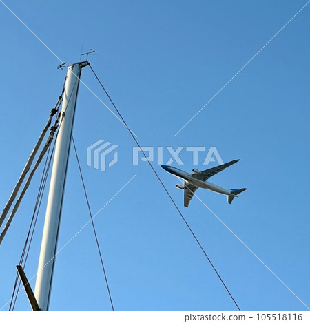 airplanes flying in the sky airplanes flying in the sky 105518116