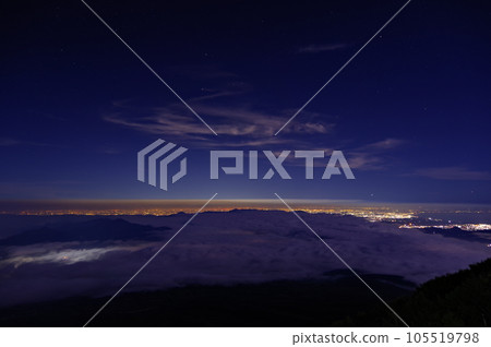 從富士山眺望關東平原的夜景和山中湖的雲海 從富士山眺望關東平原的夜景和山中湖的雲海 105519798