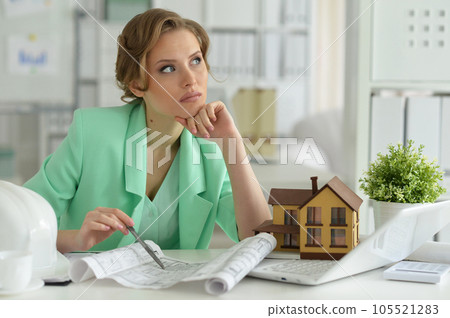 Woman architect in offive 105521283