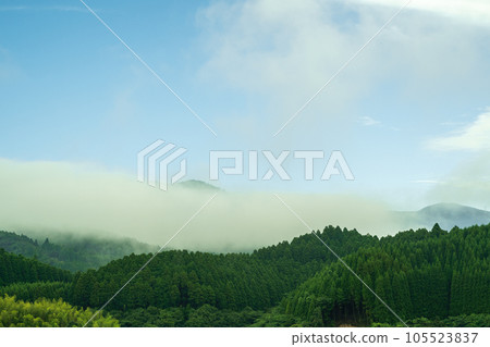 Clouds fall on the mountains and become a sea of clouds 105523837