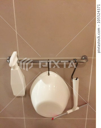 浴室盆和清潔用品的存放 浴室盆和清潔用品的存放 105524371