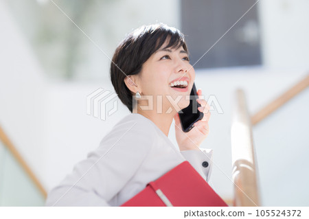 談智能手機的女商人 105524372