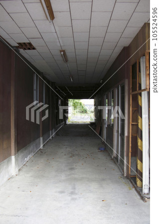 Scenery with ganboku-zukuri The passageway leading to the courtyard 105524596