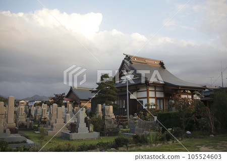 黃昏時分的寺廟主殿和墓碑 105524603
