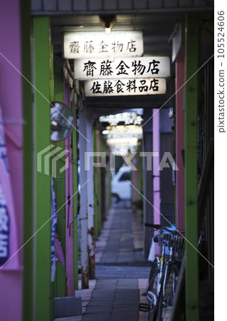 Scenery of a shopping street with ganbokuzukuri Scenery of a shopping street with ganbokuzukuri 105524606