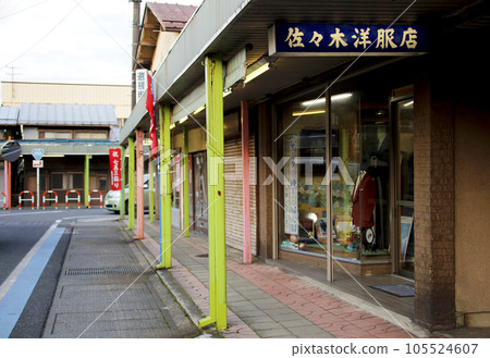 Karimokuzukuri Shopping street with a crank 105524607