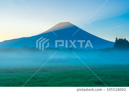 清晨的薄霧和富士山的草原 105528002