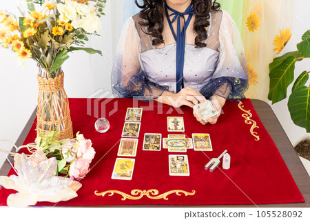算命先生選擇塔羅牌 105528092
