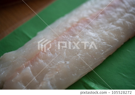 Wrap a fence of wild flounder with a drip sheet 105528272