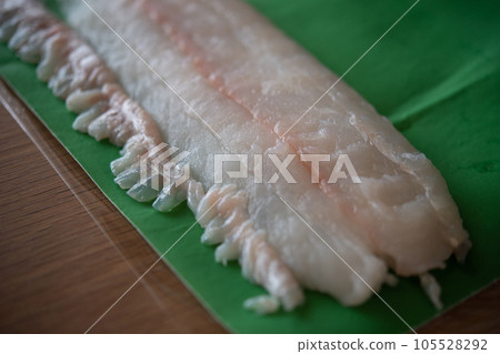Wrap wild flounder saku and veranda with a drip sheet 105528292