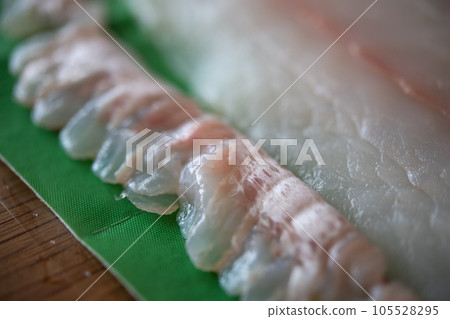 Wrap wild flounder saku and veranda with a drip sheet 105528295