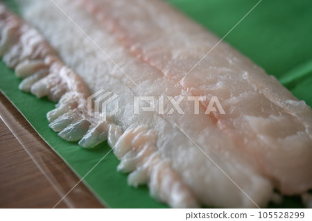 用滴水紙包裹野生比目魚佐久和陽台 用滴水紙包裹野生比目魚佐久和陽台 105528299