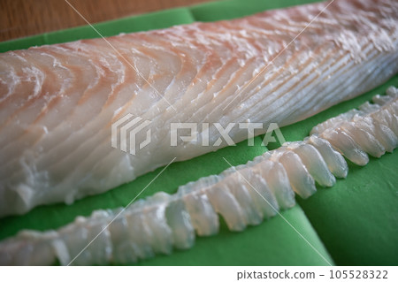 Wrap the fence and engawa of wild flounder with a drip sheet Wrap the fence and engawa of wild flounder with a drip sheet 105528322